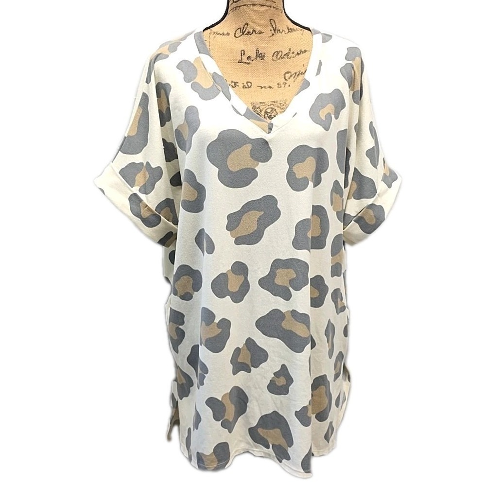 42pops 1X Ivory Leopard Print V Neck Top‎ Short Sleeve Soft Modern Chic Casual